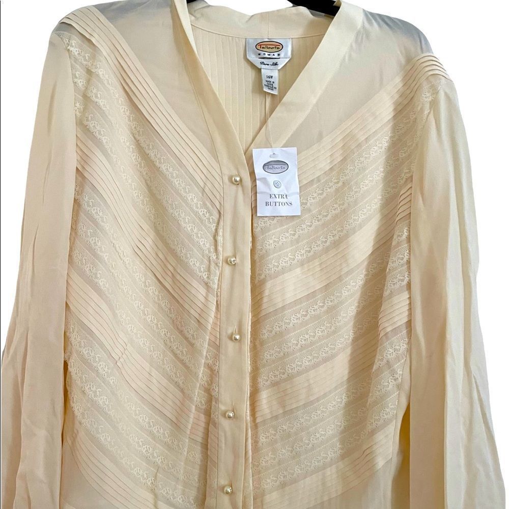 🔥NWT, Talbots 💯 silk blouse, long sleeves, Pearl buttons, lace front size 14w